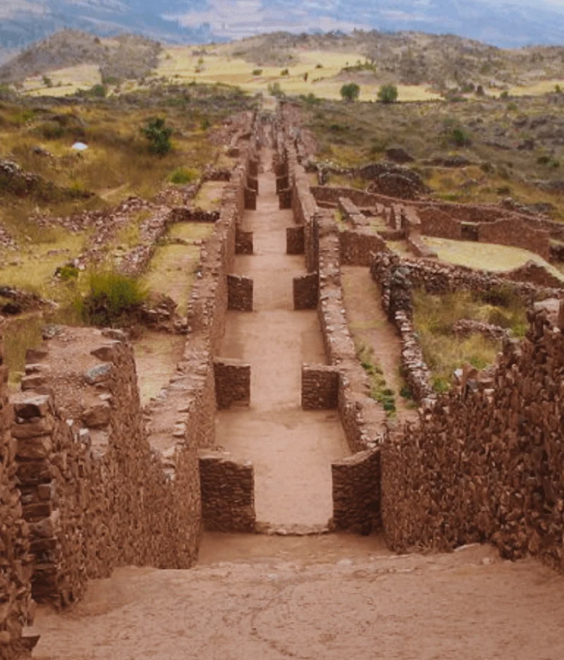 Vista del camino principal de Pikillacta en El Valle Sur de Cusco
