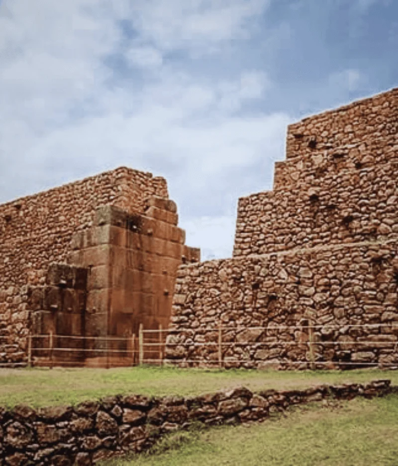 Muro grande dentro de Pikillacta en el Valle Sur de Cusco.