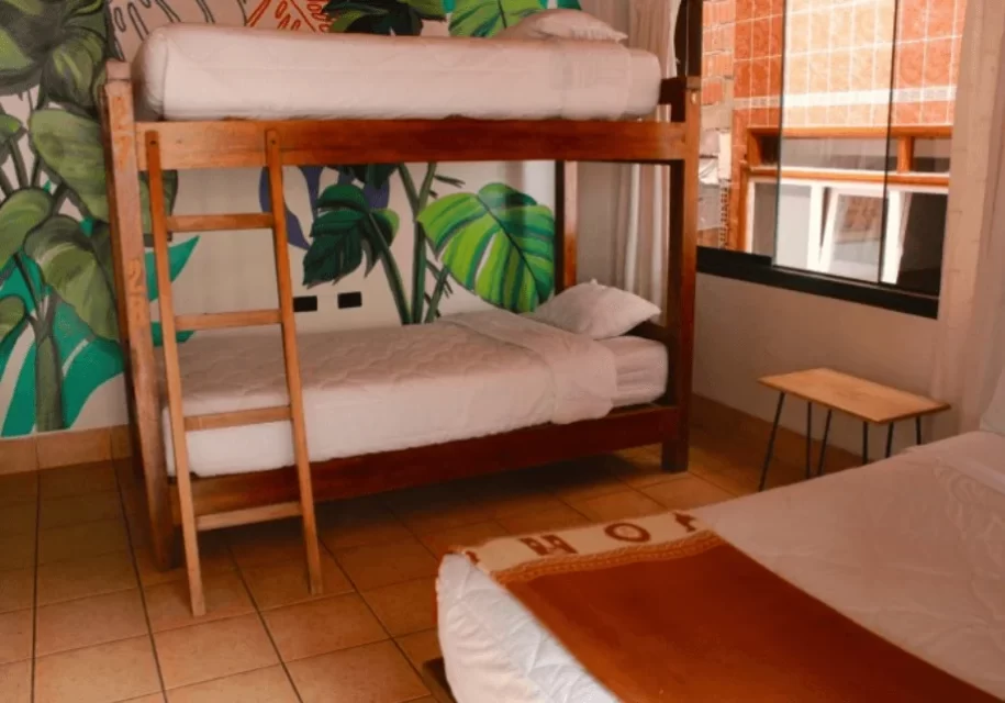 Habitaciones triples o de cuatro camas Hospedaje en Machu picchu - Alojamiento en aguas Calientes - Económico - Mejor Precio - Supertramp Hostels