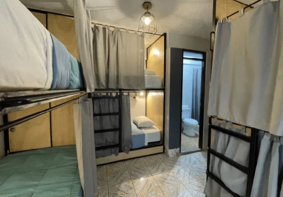 Habitaciones triples o de cuatro camas Hospedaje en Machu picchu - Alojamiento en aguas Calientes - Económico - Mejor Precio - Supertramp Hostels